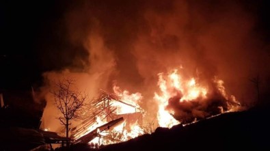 Kastamonu'da Çıkan Yangında 1 Ev Kullanılamaz Hale Geldi Açıklaması 2 Yaralı