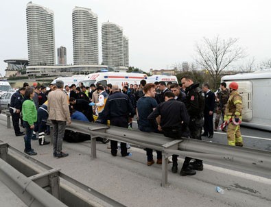 TEM'de çevik kuvvet aracı kaza yaptı! 6 polis yaralandı
