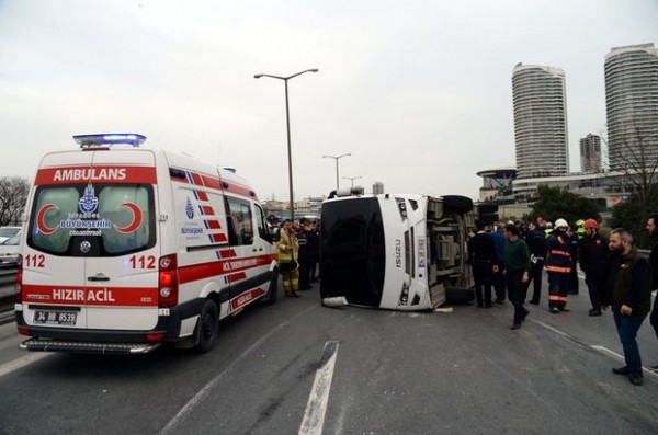 TEM'de çevik kuvvet aracı kaza yaptı! 6 polis yaralandı