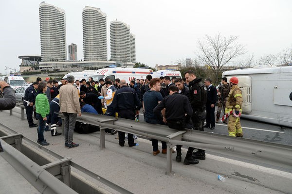 TEM'de çevik kuvvet aracı kaza yaptı! 6 polis yaralandı