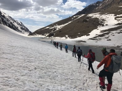 13 Kişilik Ekip, Buzul Göllerine Tırmandı