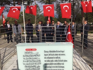 Bakan Özlü, Ömer Halisdemir'in Mezarını Ziyaret Etti