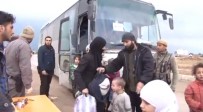 KATLIAM - Duma'daki Kimyasal Saldırıdan Kurtarılan 3 Bin 500 Suriye'li Türkiye'nin Kurduğu Azez'deki Yeni Kamplara Getirildi