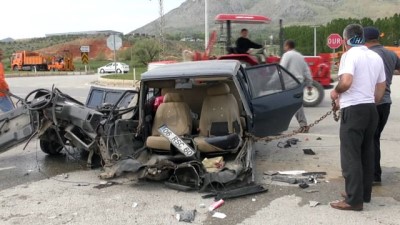 İkiye Bölünen Otomobilin Sürücüsü Ağır Yaralandı