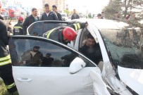 ALKOLLÜ SÜRÜCÜ - Kırmızı Işıkta Sızan Sürücü Kendisini Uyandıran Polisi Görüp Kaçınca Direğe Çarptı
