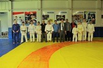 FARUK KORKMAZ - Öztürk'ten Görme Engelli Milli Judocuların Antrenmanına Baklavalı Ziyaret
