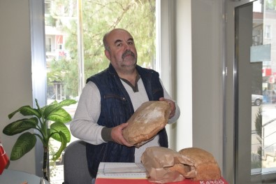 Ürettiği Doğal Ekmekleri Kilis'teki Askerlere Yolladı