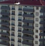 12 Katlı Binanın Çatısında Tehlikeli Çalışma