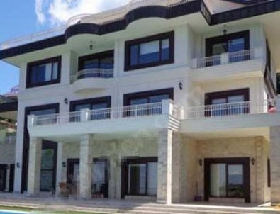 Ünlü çift yeni evlerine taşındı