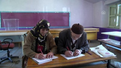 Hayatı Paylaşan Çift Birlikte Okuma Yazma Öğreniyor