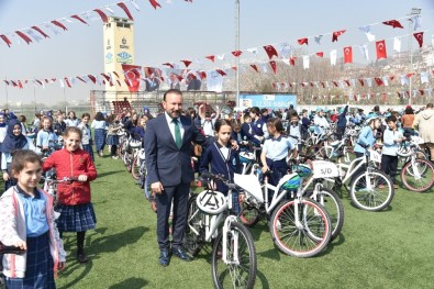 İzmitli Öğrencilerin Bisikletleri Başkan Doğan'dan
