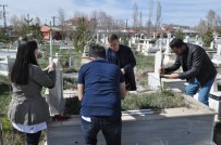 Kars'ta Üniversite Öğrencileri Şehit Öğretmenleri Unutmadı