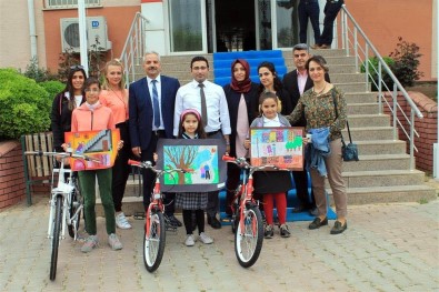 Resim Yarışmasında Dereceye Giren Öğrencilere Bisiklet Ödülü
