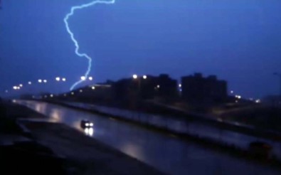 Şimşekler Geceyi Gündüze Çevirdi