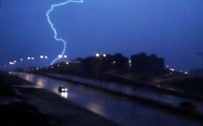 Şimşekler Geceyi Gündüze Çevirdi