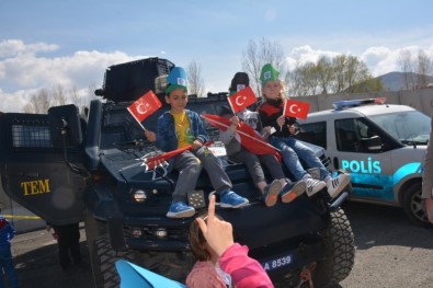 Tatvanlı Öğrencilerden Polise Ziyaret