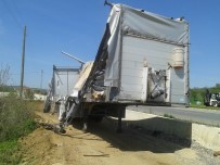 Tır Devrildi Tonlarca Malzeme Yola Saçıldı