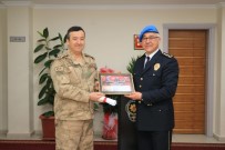 Tuğgeneral Özfidan'dan Müdür Ekici'ye Duygulandıran Hediye