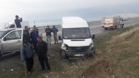 VAN YÜZÜNCÜ YıL ÜNIVERSITESI - Van'da Trafik Kazası; 2 Yaralı