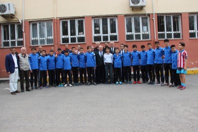 Başkan Seyfi Dingil, Bölge Şampiyonu Okul Takımını Kutladı
