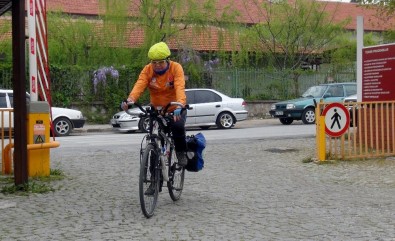 Çevre Dostu Ulaşım İçin Üniversiteye Bisikletle Gidiyor