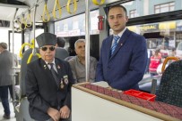 GÜNEYDOĞU GAZİSİ - Özel Halk Otobüsü Şoförü Ve Muavininden Alkışlanacak Hareket