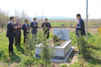 Altıntaş Protokolü, Şehit Polis Elvan Özbay'ın Mezarını Ziyaret Edip Dua Etti