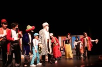 KELOĞLAN - Bu Tiyatro Oyununda Öğretmen Ve Öğrenciler Sahne Aldı