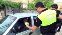 TRAFİK KURALLARI - Polisten Sürücülere Siirt Fıstığı İkramı