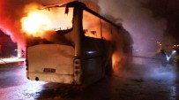 TUR OTOBÜSÜ - Seyir Halindeki Tur Otobüsü Alev Aldı