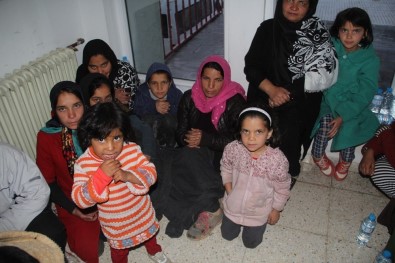 Yurda Kaçak Giren Afganlara Mehmetçik Şefkati