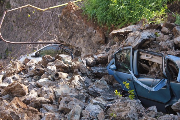 Ortaköy'de duvar çöktü