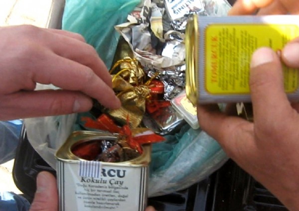 Hurda olarak aldığı sobadan altın çıktı