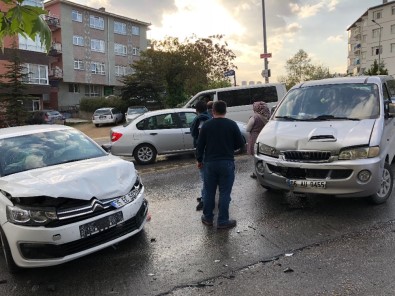 Başkent'te Yarım Saat Arayla İki Ayrı Kaza Açıklaması 11 Yaralı