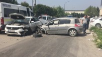 Bursa'da İki Araç Kafa Kafaya Çarpıştı, 3 Kişi Yaralandı