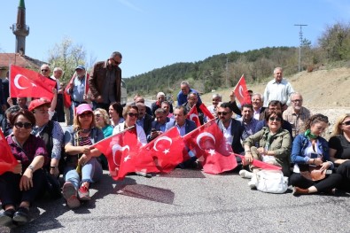 CHP'li Vekil Yol Kapattı, Araçlar Dakikalarca Bekledi