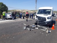 MUSTAFA BÜYÜK - Minibüs İle Otomobil Çarpıştı Açıklaması 10 Yaralı