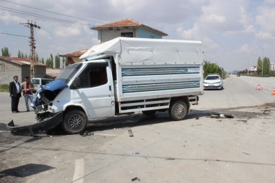 Minibüsle Kamyonet Çarpıştı Açıklaması 2 Yaralı