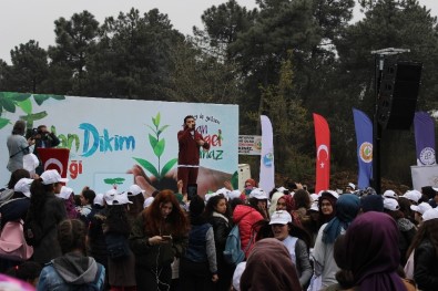 Öğrenciler 2 Bin 500 Fidanı Arnavutköy'de Toprakla Buluşturdu