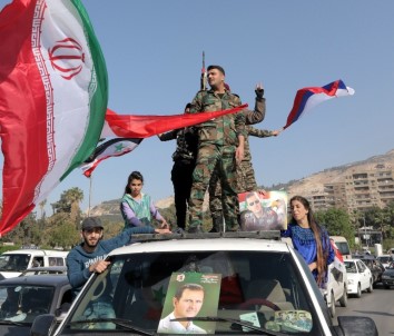Şam'da Rus Ve İran Bayraklı Gösteri