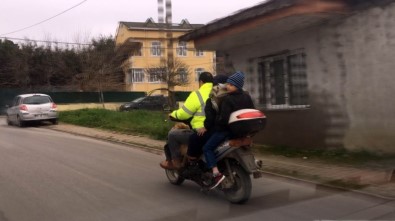 (Özel) Motosiklette 3 İnsan Ve 1 Köpeğin Tehlikeli Yolcuğu