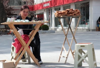 Piyango Bileti Ve Simit Satarak Ailesine Bakıyor