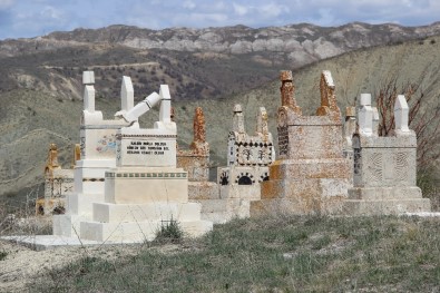 Sivas'taki Piramit Taş Mezarlar Dikkat Çekiyor