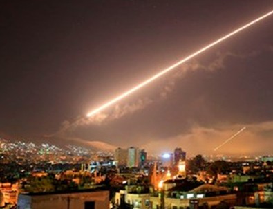 Suriye'de ABD füzelerinin havada imha edilme anları