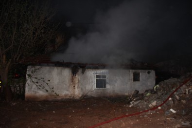 Tek Katlı Evde Çıkan Yangın Mahalleliyi Sokağa Döktü