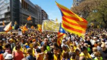 300 bin kişi Katalonya için sokağa döküldü