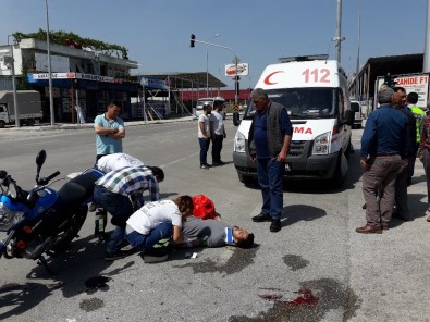 Antalya'da Kamyonetle Motosiklet Çarpıştı Açıklaması 2 Yaralı