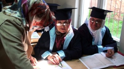 Okuma Yazma Öğrenen Kadınlar Cübbe Giydi
