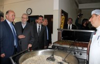 SEYFETTIN AZIZOĞLU - Vali Aş Evinde Kendi Elleriyle Yemek Dağıttı