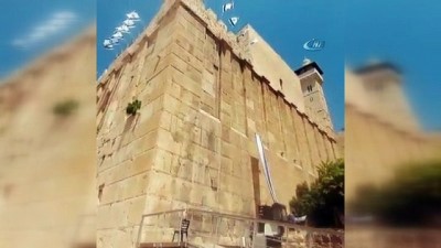 Yahudi Yerleşimciler İbrahim El-Halil Camii'ne İsrail Bayrağı Astı